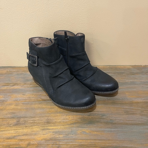 Dansko Lia Hidden Wedge Ankle Booties Black Leather Buckles Womens 37/6.5-7 - Picture 1 of 9